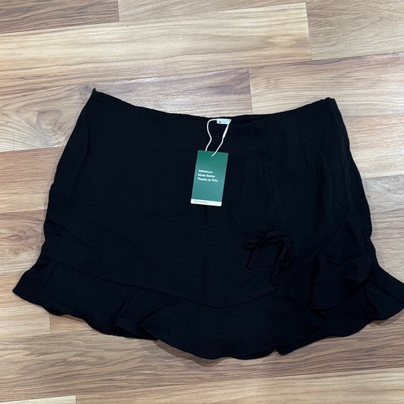 HALARA Pants - Casual Black Ruffle Hem Skort NWT